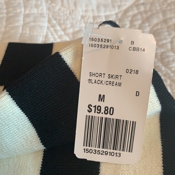 Cream/black striped mini skirt 🛍️ - Picture 3 of 4